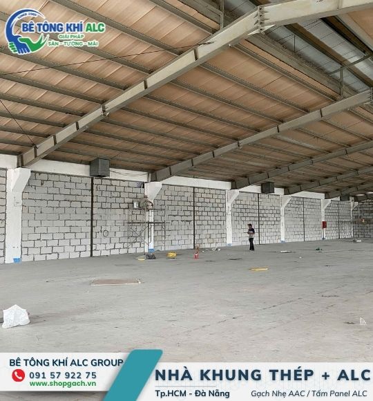 Vách ngăn cháy panel ALC có lõi thép ứng dụng thực tế trong nhà xưởng khung thép tại Đà Nẵng