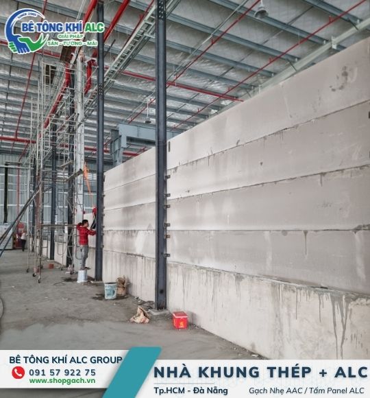 Vách ngăn cháy panel ALC có lõi thép lắp đặt hoàn chỉnh với khung thép giằng tại nhà xưởng
