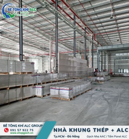 Tấm panel ALC có lõi thép xếp sẵn trong kho chờ lắp đặt vách ngăn cháy nhà xưởng
