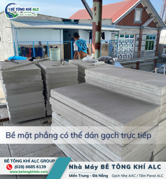 Cận cảnh bề mặt tấm bê tông nhẹ (bê tông khí chưng áp) không lõi thép.