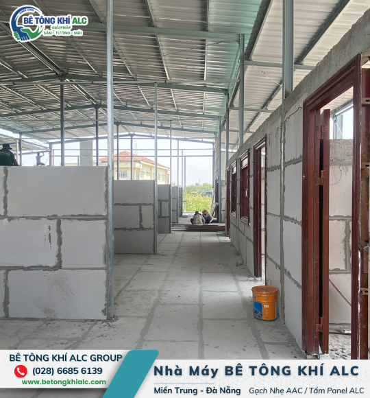 Cận cảnh bề mặt tấm bê tông nhẹ (bê tông khí chưng áp) không lõi thép.