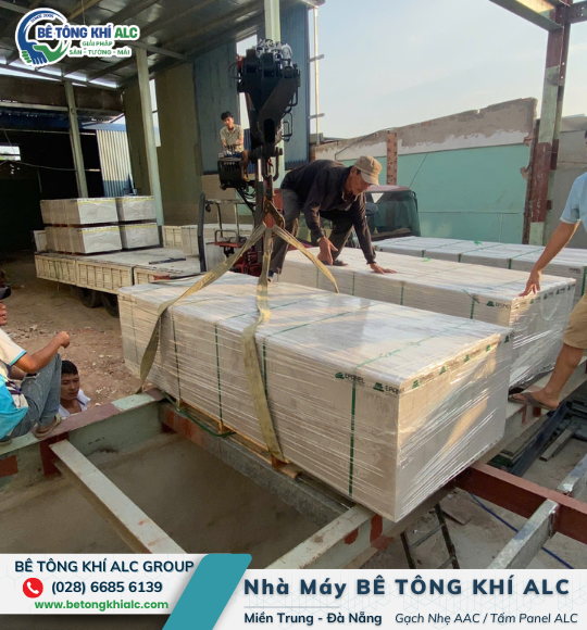 Thi công sàn bằng tấm bê tông nhẹ panel ALC có lõi thép.