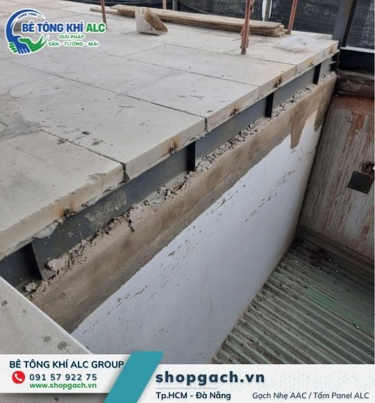 Tấm sàn bê tông nhẹ gác lên dầm thép, nhìn từ mép sàn