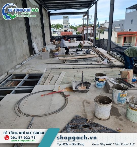 Thợ lắp tấm sàn bê tông nhẹ giữa các dầm thép