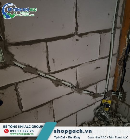 Rãnh đi ống điện trên tường gạch nhẹ đã chèn vữa