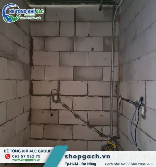Cải tạo nhà cũ: ống điện đi âm trong tường gạch nhẹ trước khi trát