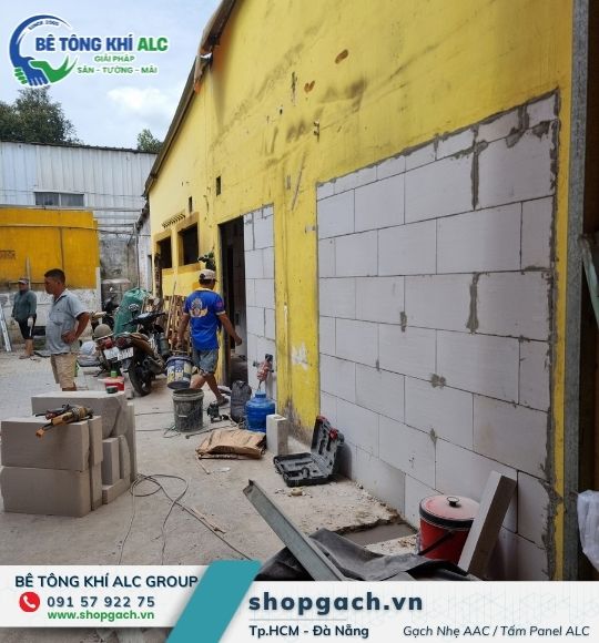 Cải tạo nhà cũ ở Đà Nẵng: mặt bằng thi công, gạch nhẹ tập kết tại công trình