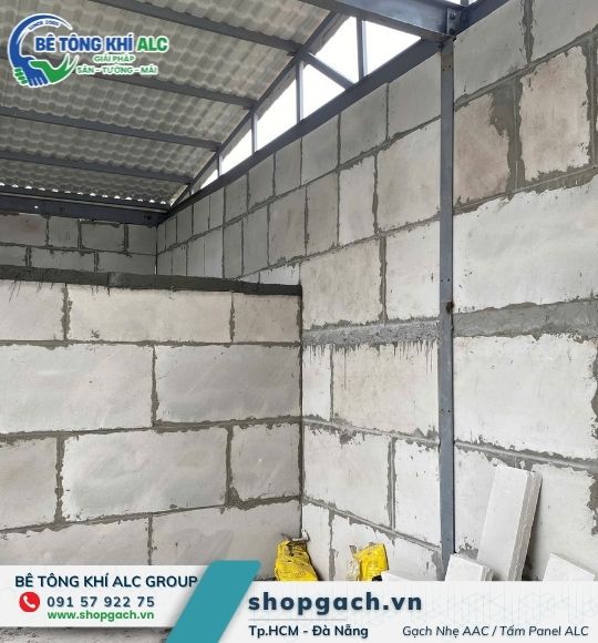 Gạch nhẹ khổ lớn 1200×600 xây trong khung thép, hợp mặt bằng thoáng khi cải tạo nhà cũ