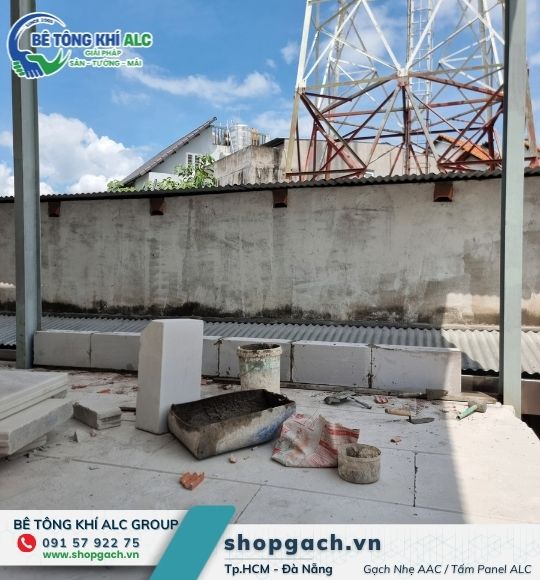Cải tạo nhà cũ nâng thêm tầng cho thuê: xây hàng gạch nhẹ đầu tiên trên sân thượng