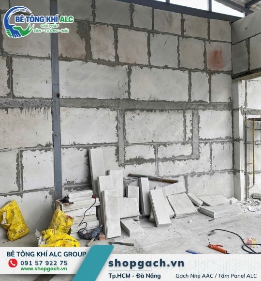 Tường gạch nhẹ khổ lớn đã xây xong, chờ trát