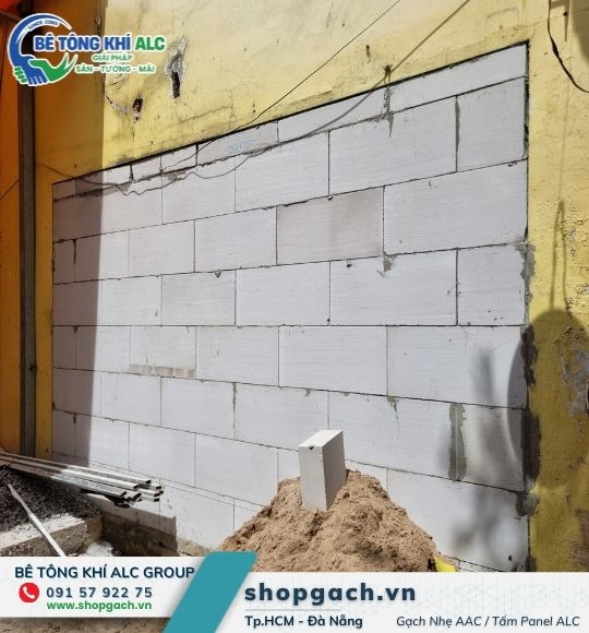 Cải tạo nhà cũ: tường gạch nhẹ khổ nhỏ xây áp sát bức tường cũ