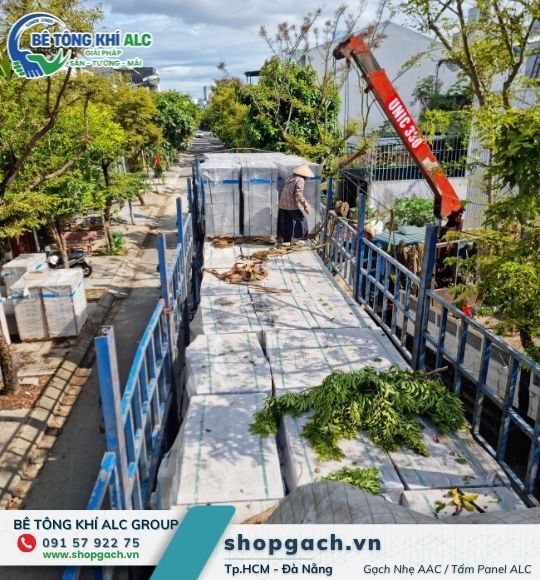 Xe cẩu hạ kiện gạch nhẹ, hàng đóng kiện lớn cần xe nâng hoặc cẩu